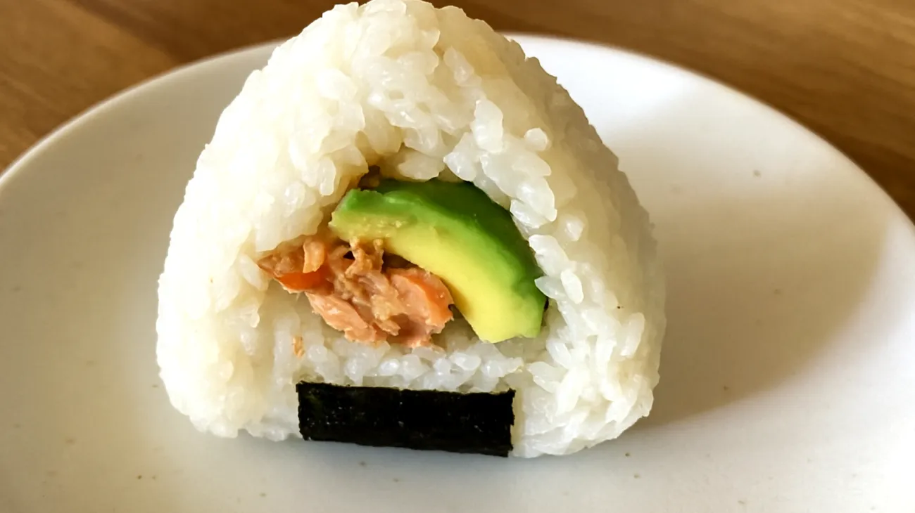 Onigiri con salmone e avocado"