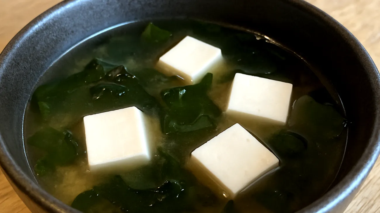 Zuppa di miso con alghe wakame e tofu"