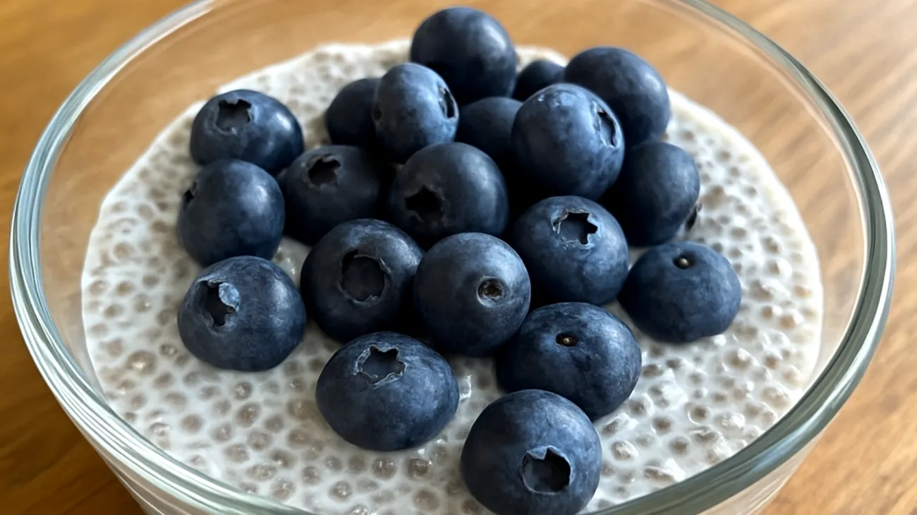 Budino di semi di chia con latte di mandorla e mirtilli"