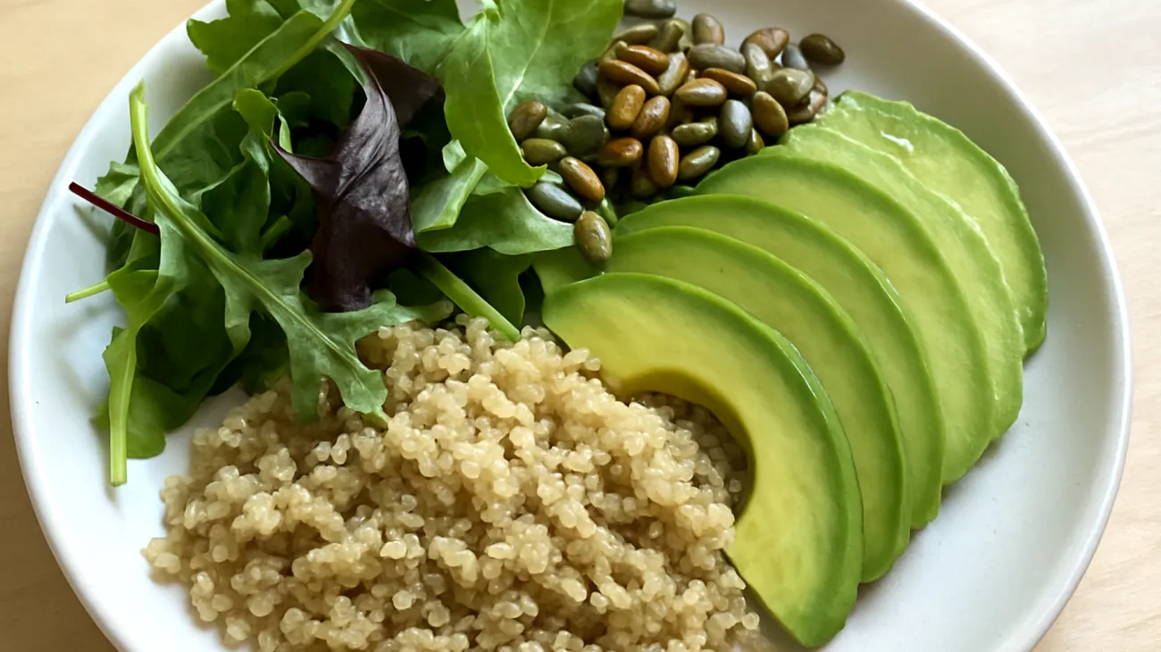 Insalata di quinoa con semi di zucca e avocado"