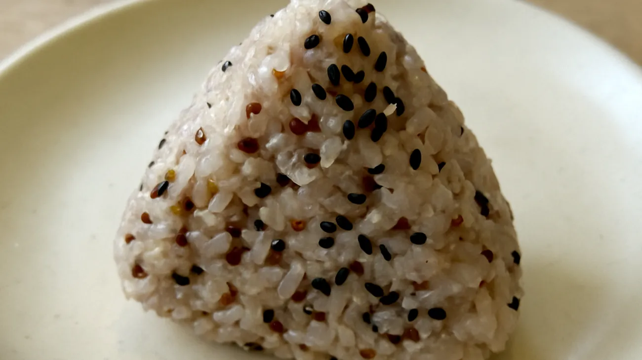 Onigiri con quinoa e semi di sesamo nero"