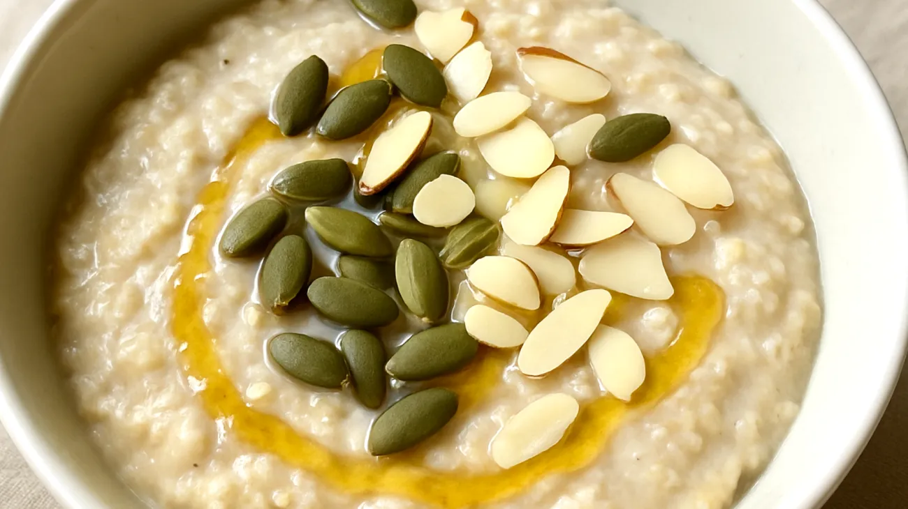 Porridge di avena con semi di zucca, mandorle e miele di tiglio"