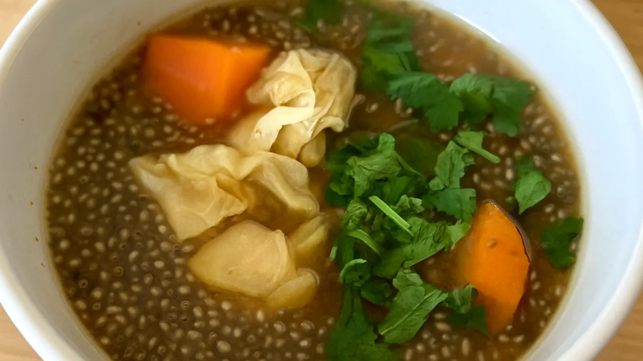 Zuppa di semi di chia con verdure fermentate e brodo di miso"